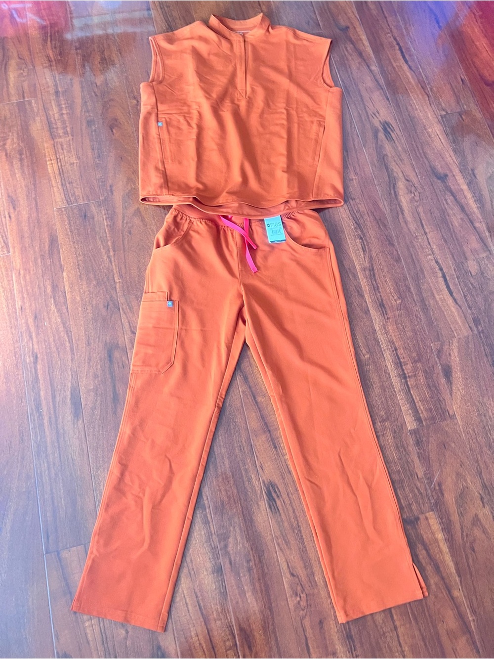 FIGS W. KADE CARGO SCRUB PANTS NWT/  RAFAELA TOP  SMALL